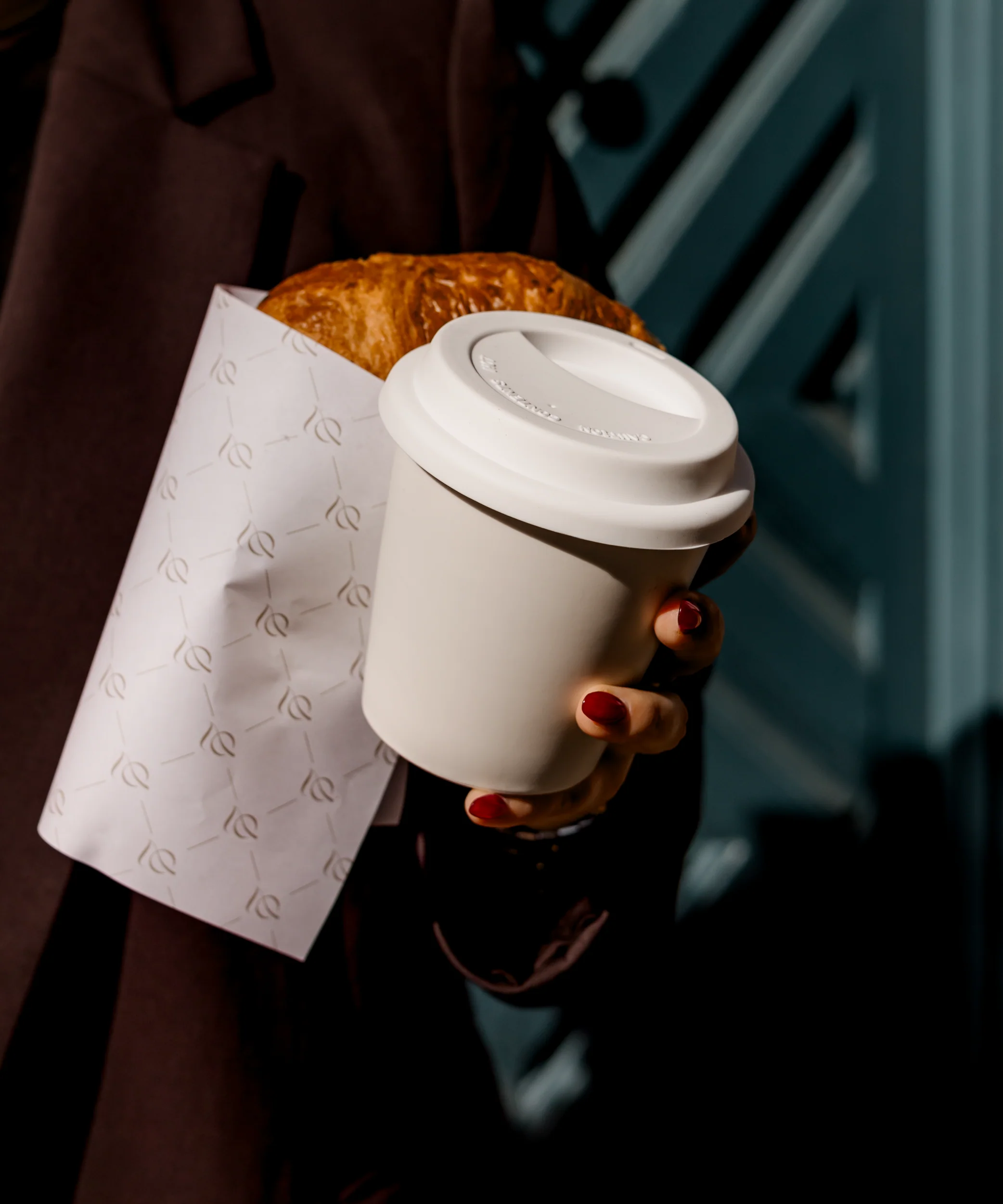 Keramik To-Go Becher mit weißem & schwarzem Silikon-Deckel | Brooklyn - Image 6