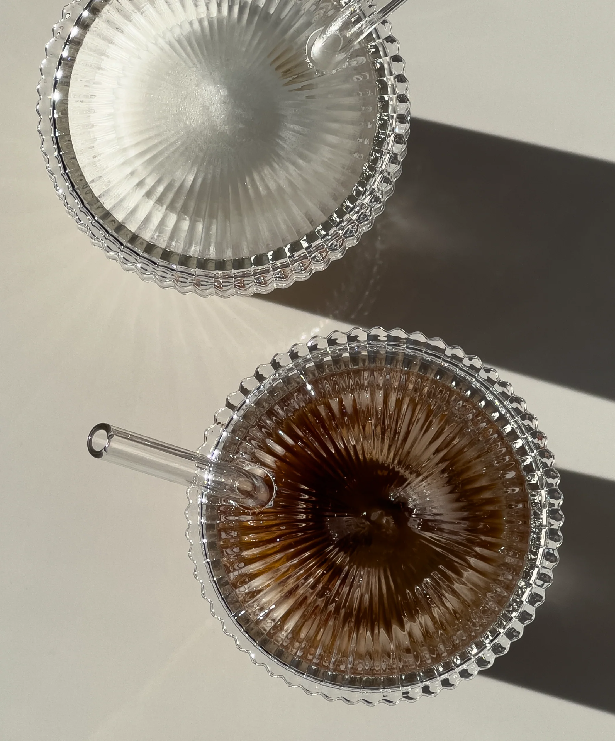 Geriffeltes Glas mit Glasdeckel & Glasstrohhalm | Paris - Image 4