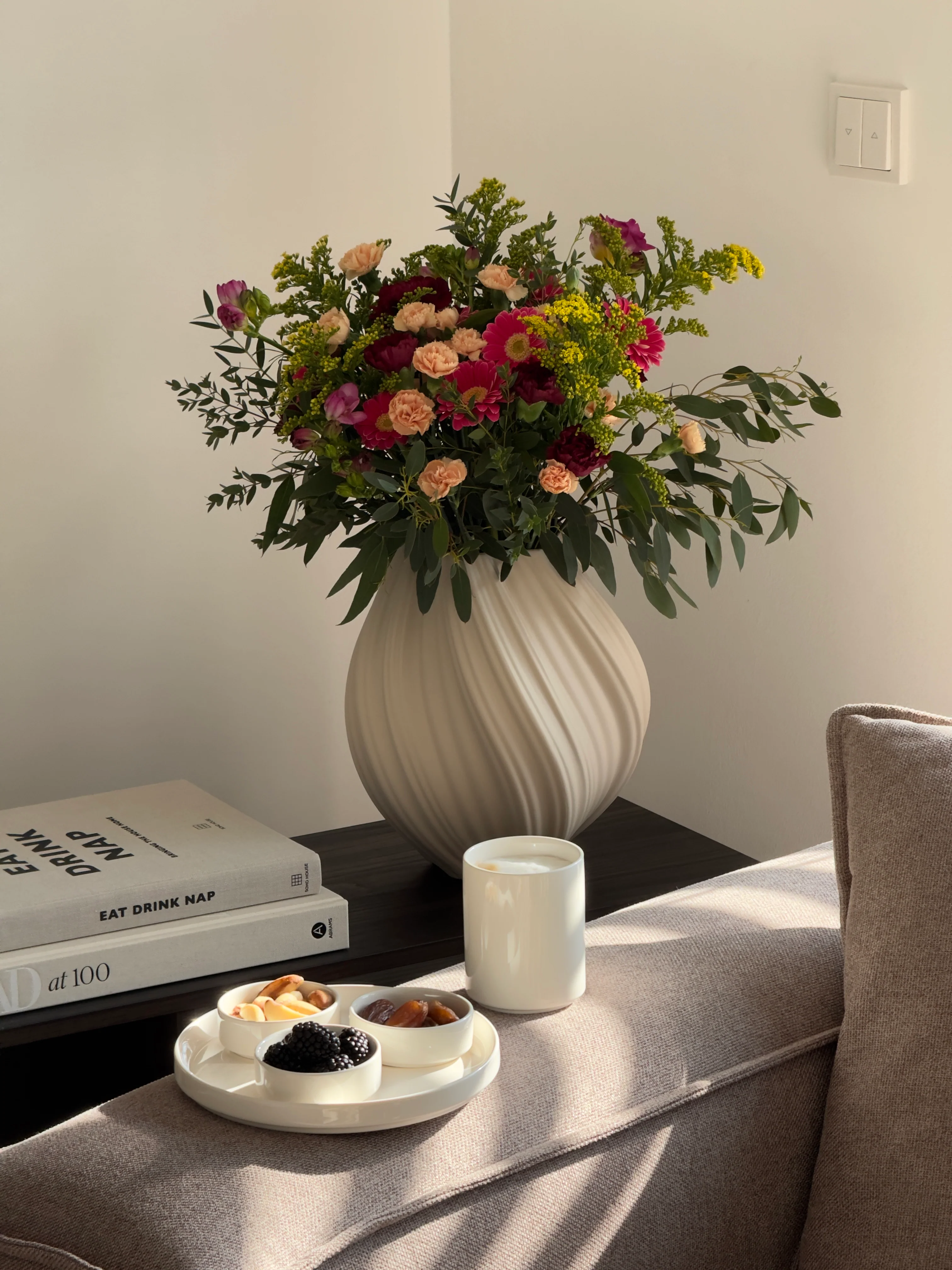 Set aus großer und kleiner Keramik Vase in Beige | Flora - Image 4