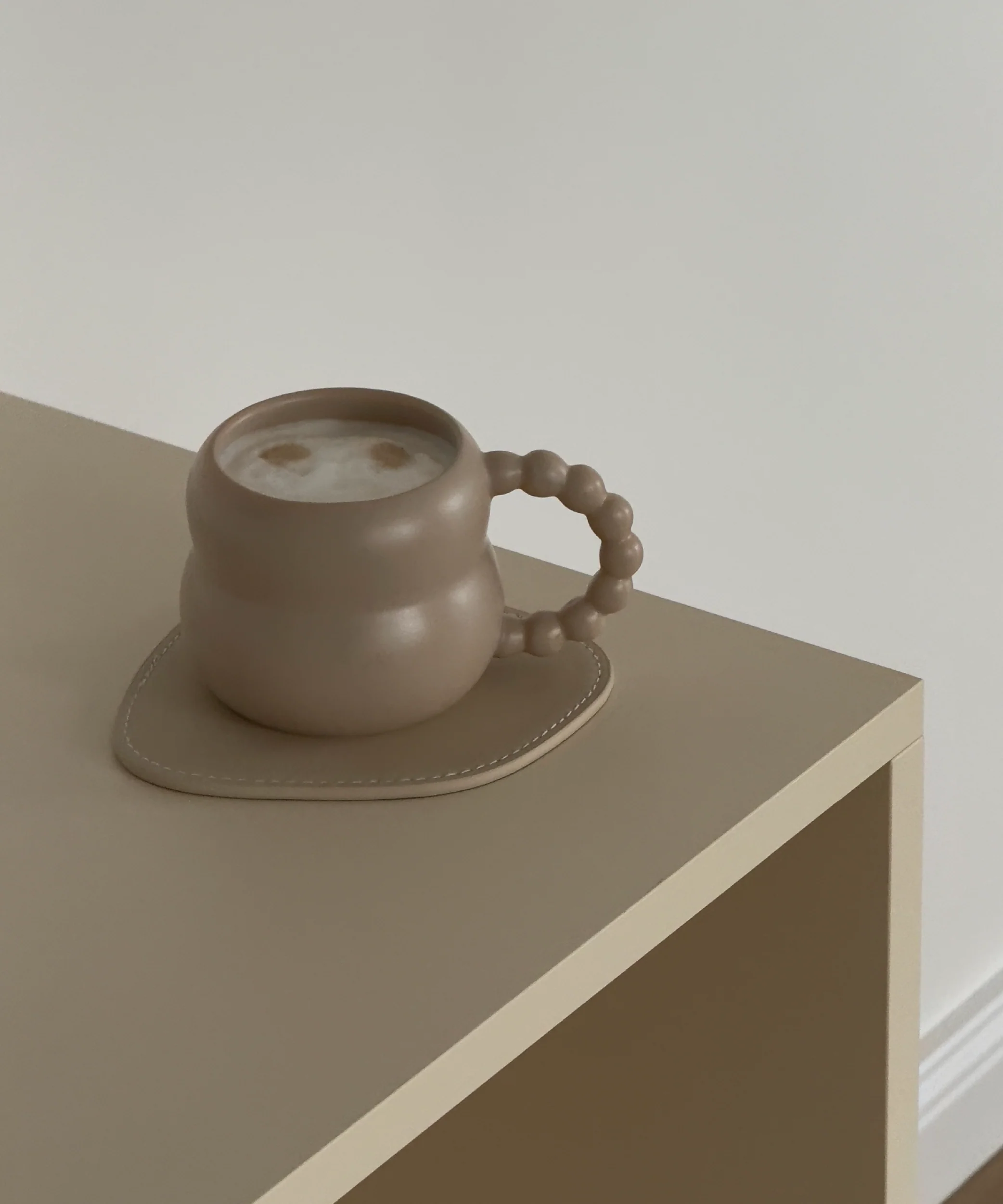 Keramiktasse Perlenhenkel Beige | Chloé - Image 3