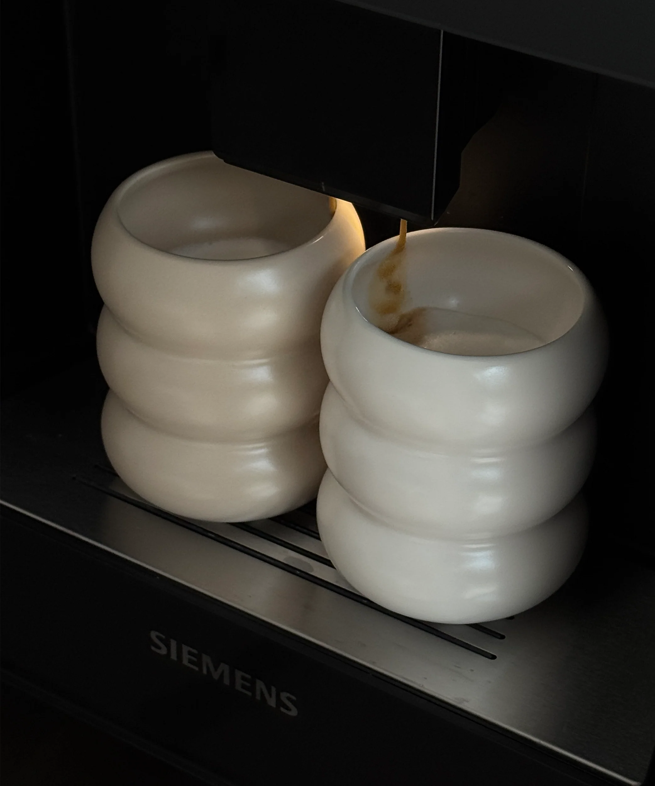 Wellenförmiger Keramik Becher Beige | Mya - Image 4