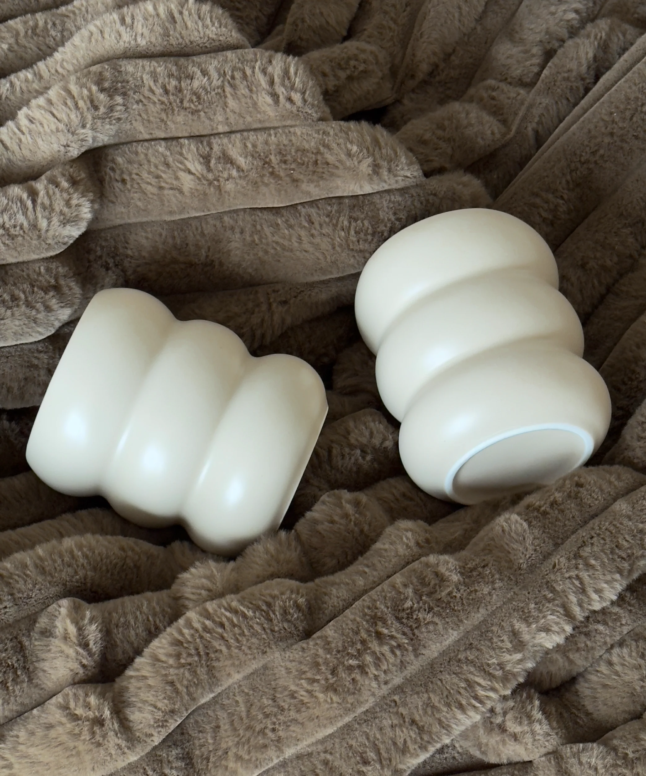 Wellenförmiger Keramik Becher Beige | Mya - Image 9