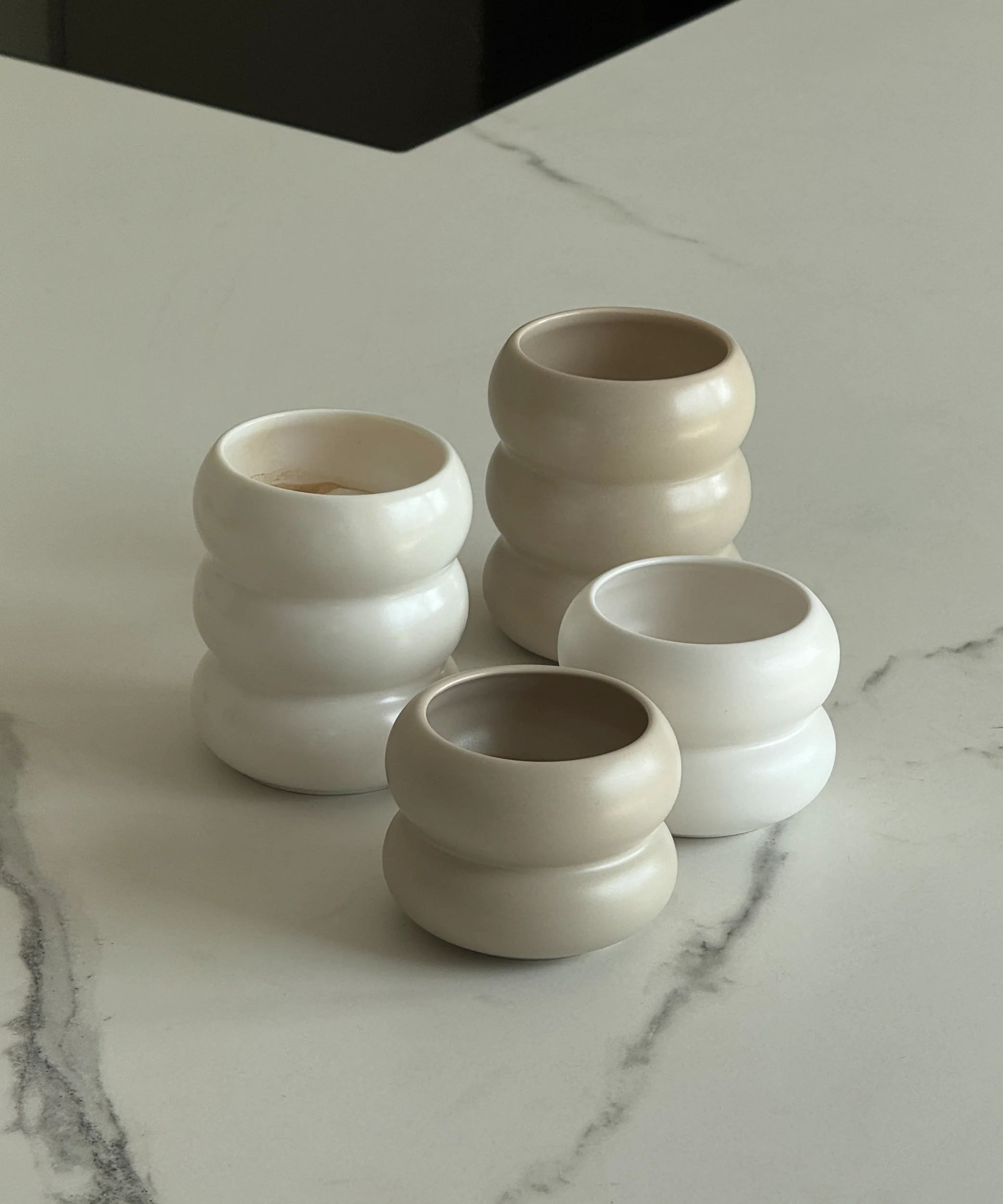 Wellenförmiger Keramik Becher Beige | Mya - Image 12